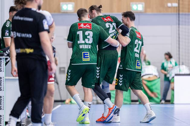 Antonio Metzner (GWD Minden, 20) (Mitte) wird von Ian Weber (GWD Minden, 13) (links) und Max Staar (GWD Minden, 27) (rechts) vom Spielfeld gefuehrt GER, GWD Minden vs. TuSEM Essen, Handball, 2. Bundesliga, 2. Spieltag, Spielzeit 2026 2027, 06.09.2026 GER, GWD Minden vs. TuSEM Essen, Handball, 2. Bundesliga, 2. Spieltag, Spielzeit 2026 2027, 06.09.2026 Minden Copyright: xEibner-Pressefoto JanxRollingerx EP_JSK