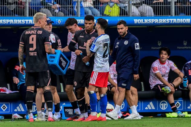 Torjubel nach dem 0:5 11 Ransford Königsdörffer ( Mainz ) der ziemlich ausgeibig vor den HSV Fans jubelte und sich was von Vieira Fabio ( HSV ) anhören durfte Deutschland , Hamburg , Volksparkstadion , Fussball , 1 . Bundesliga , Hamburger SV - FSV Mainz 05 *** Goal celebration after the 0-5-11 Ransford-Königsdörffer Mainz match, during which he celebrated quite enthusiastically in front of the HSV fans and had to listen to some comments from Fabio Vieira of HSV. Germany, Hamburg, Volksparkstadion, soccer, Bundesliga 1, Hamburger SV, FSV Mainz 05
