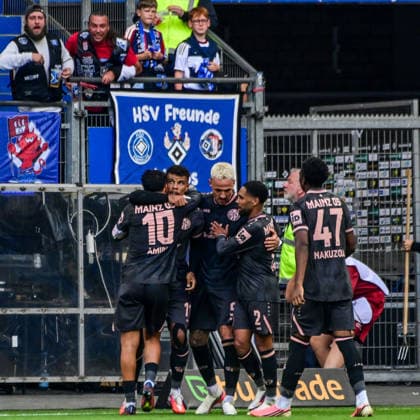 Torjubel nach dem 0:5 11 Ransford Königsdörffer ( Mainz ) der ziemlich ausgeibig vor den HSV Fans jubelte 10 Nadiem Amiri Phillip Tietz Philipp Mwene ( Mainz ) Deutschland , Hamburg , Volksparkstadion , Fussball , 1 . Bundesliga , Hamburger SV - FSV Mainz 05 *** Goal celebration after the 0-5-11 Ransford-Königsdörffer Mainz match; the players celebrated quite enthusiastically in front of the HSV fans: 10 Nadiem Amiri, Phillip Tietz, Philipp Mwene. Mainz, Germany; Hamburg; Volksparkstadion; soccer; 1. Bundesliga, Hamburger SV, FSV Mainz 05