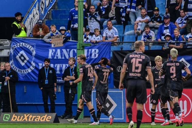 Torjubel nach dem 0:5 11 Ransford Königsdörffer ( Mainz ) der ziemlich ausgeibig vor den HSV Fans jubelte Deutschland , Hamburg , Volksparkstadion , Fussball , 1 . Bundesliga , Hamburger SV - FSV Mainz 05 *** Goal celebration after the 0-5-11 Ransford-Königsdörffer Mainz match, with the players celebrating quite enthusiastically in front of the HSV fans; Germany, Hamburg, Volksparkstadion, soccer, Bundesliga 1, Hamburger SV, FSV Mainz 05