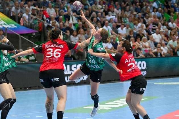 Laurentia Wolff(VfL Oldenburg, 24) gegen Marccela Arounian (Thueringer HC, 36) und Natsuki Aizawa (Thueringer HC, 23) VfL Oldenburg vs. Thueringer HC, ALSCO Handball Bundesliga Frauen, 2. Spieltag, Saison 2026 2027, 06.09.2026, VfL Oldenburg vs. Thueringer HC, ALSCO Handball Bundesliga Frauen, 2. Spieltag, Saison 2026 2027, 06.09.2026 Oldenburg *** Laurentia Wolff (VfL Oldenburg), 24, vs. Marccela Arounian (Thueringer HC), 36, and Natsuki Aizawa (Thueringer HC), 23, VfL Oldenburg vs. Thueringer HC, ALSCO Women’s Handball Bundesliga, Matchday 2, 2026–2027 Season, September 6, 2026, VfL Oldenburg vs. Thueringer HC, ALSCO Women’s Handball Bundesliga, Matchday 2, 2026–2027 Season, September 6, 2026, Oldenburg Copyright: xEibner-Pressefoto RobertxGertzenx EP_RGN