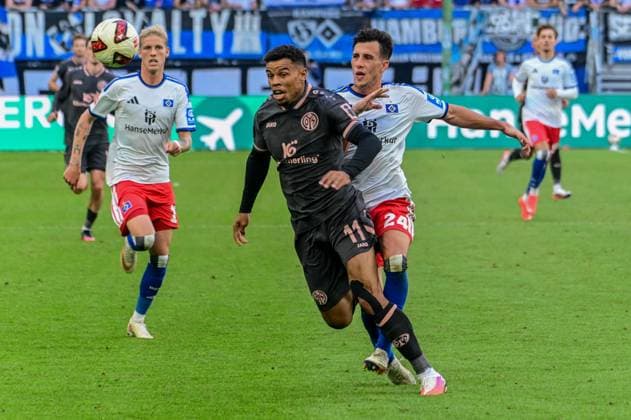 Capaldo Nicolás ( HSV ) 11 Ransford Königsdörffer ( Mainz ) Deutschland , Hamburg , Volksparkstadion , Fussball , 1 . Bundesliga , Hamburger SV - FSV Mainz 05 *** Capaldo Nicolás HSV 11 Ransford Königsdörffer Mainz Germany, Hamburg, Volksparkstadion, soccer, Bundesliga 1, Hamburger SV, FSV Mainz 05