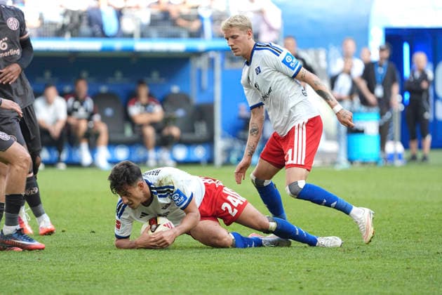 Foto : skeptische Miene bei ... Nicolas CAPALDO und rechts Albert GRÖNBAEK ( HSV ) Fussball Bundesliga , 2. Spieltag am So. 06.09.2026 Hamburger SV - FSV Mainz 0 - 5 *** Photo: Nicolas CAPALDO with a skeptical expression and, on the right, Albert GRÖNBAEK; HSV Soccer Bundesliga, Matchday 2 on Sun, Sept. 6, 2026; Hamburger SV 0–5 FSV Mainz