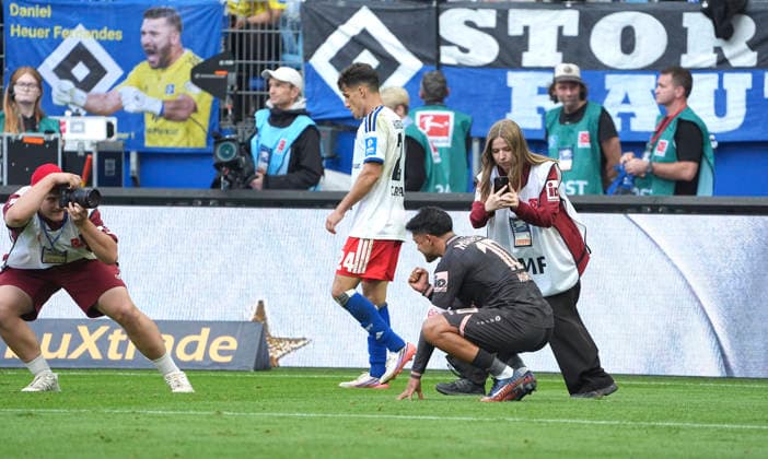 Foto : Jubel nach dem Schlußpfiff bei den Spielern aus Mainz , ein jubelnder Nadiem AMIRI ( Mainz ) und ein enttäuschter Nicolas CAPALDO ( HSV ) Fussball Bundesliga , 2. Spieltag am So. 06.09.2026 Hamburger SV - FSV Mainz 0 - 5 *** Photo: Mainz players celebrating after the final whistle; a jubilant Nadiem AMIRI of Mainz and a disappointed Nicolas CAPALDO of HSV; Bundesliga, Matchday 2 on Sun, Sept. 6, 2026: Hamburger SV vs. FSV Mainz 0–5