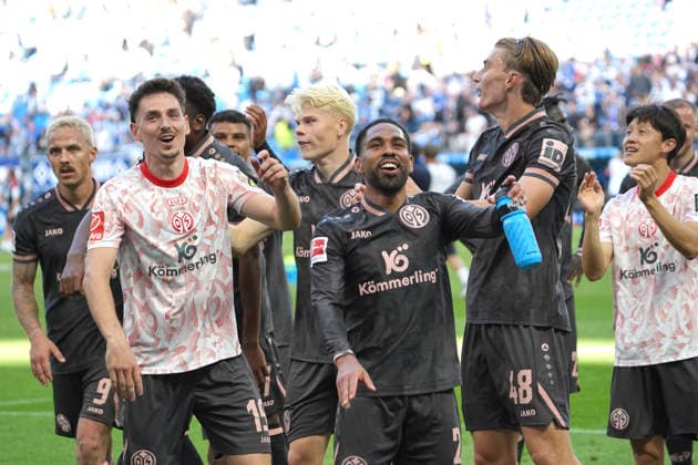 Foto : Jubel nach dem Schlußpfiff bei den Spielern aus Mainz , hier feiern Philipp MWENE ( 2 ) und rechts Kacper POTULSKI und links ... Anthony CACI ( Mainz ) Fussball Bundesliga , 2. Spieltag am So. 06.09.2026 Hamburger SV - FSV Mainz 0 - 5 *** Photo: The Mainz players celebrate after the final whistle; pictured here are Philipp MWENE 2, Kacper POTULSKI on the right, and Anthony CACI on the left. Mainz Soccer Bundesliga, Matchday 2 on Sunday, September 6, 2026: Hamburger SV 0–5 FSV Mainz