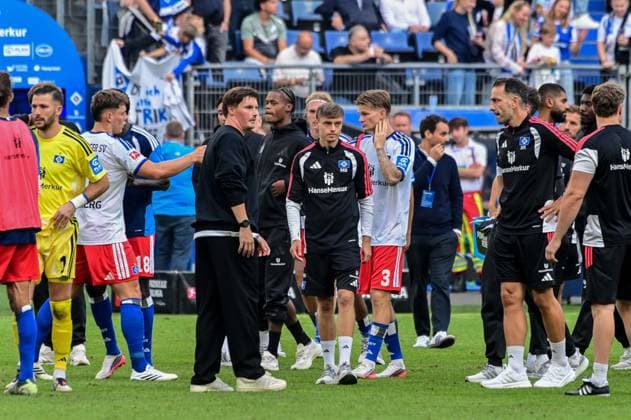 Trainer Merlin Polzin ( HSV ) umgeben von enttäuschten Spielern Deutschland , Hamburg , Volksparkstadion , Fussball , 1 . Bundesliga , Hamburger SV - FSV Mainz 05 *** Coach Merlin Polzin of HSV, surrounded by disappointed players; Germany, Hamburg, Volksparkstadion, soccer, Bundesliga 1, Hamburger SV, FSV Mainz 05