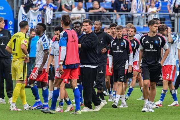 Trainer Merlin Polzin ( HSV ) umgeben von enttäuschten Spielern Deutschland , Hamburg , Volksparkstadion , Fussball , 1 . Bundesliga , Hamburger SV - FSV Mainz 05 *** Coach Merlin Polzin of HSV, surrounded by disappointed players; Germany, Hamburg, Volksparkstadion, soccer, Bundesliga 1, Hamburger SV, FSV Mainz 05