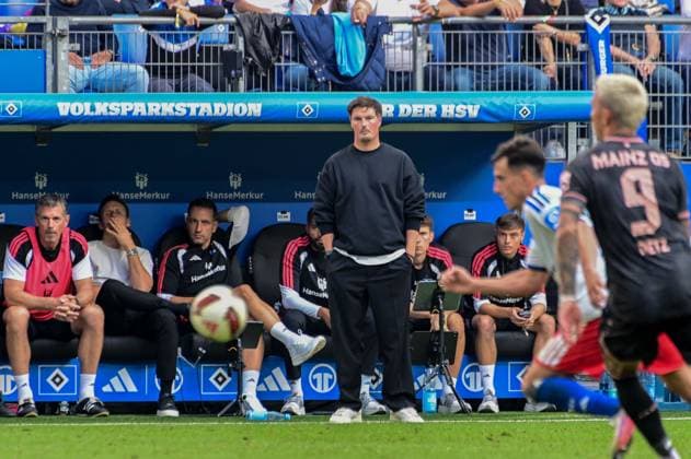 Trainer Merlin Polzin ( HSV ) schaut dem Spiel zu Deutschland , Hamburg , Volksparkstadion , Fussball , 1 . Bundesliga , Hamburger SV - FSV Mainz 05 *** Coach Merlin Polzin of HSV watches the game Germany, Hamburg, Volksparkstadion, soccer, Bundesliga 1, Hamburger SV, FSV Mainz 05