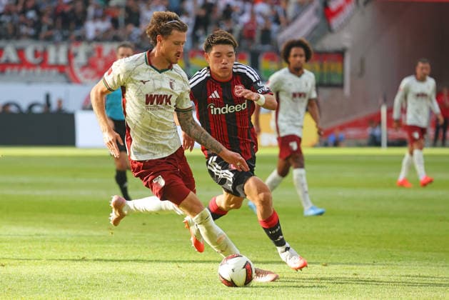 Frankfurt, Deutschland 06. September 2026: 1. BL - 2026 2027 - Sp. 2 - Eintracht Frankfurt gegen FC Augsburg Im Bild: v. li. im Zweikampf Calvin Brackelmann (FCA) gegen Ritsu Doan (Frankfurt). DFL DFB regulations prohibit any use of photographs as image sequences and or quasi-video Deutsche Bank Park Hessen *** Frankfurt, Germany September 6, 2026 Bundesliga 2026–2027, Matchday 2: Eintracht Frankfurt vs. FC Augsburg. Pictured, from left, in a tackle: Calvin Brackelmann (FCA) against Ritsu Doan (Frankfurt). DFL and DFB regulations prohibit any use of photographs as image sequences and or quasi-video. Deutsche Bank Park, Hesse Copyright: xFotostandx xRacochax