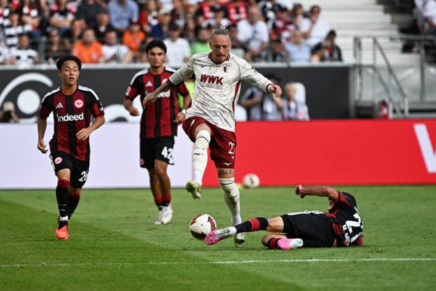 06.09.2026, xjhx, Fussball 1.Bundesliga, Eintracht Frankfurt - FC Augsburg v.l. Marius Wolf (FC Augsburg) Mario Götze Goetze (Eintracht Frankfurt) Zweikampf, Aktion, action, battle for the ball (DFL DFB REGULATIONS PROHIBIT ANY USE OF PHOTOGRAPHS as IMAGE SEQUENCES and or QUASI-VIDEO) Frankfurt am Main *** September 6, 2026, xjhx, Soccer, Bundesliga 1, Eintracht Frankfurt vs. FC Augsburg, Marius Wolf (FC Augsburg), Mario Götze, Eintracht Frankfurt, tackle, action, battle for the ball. DFL and DFB regulations prohibit any use of photographs as image sequences and or quasi-video. Frankfurt am Main