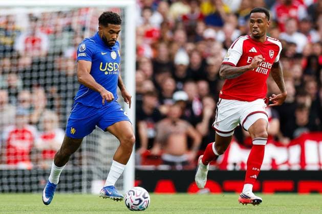 Reece James of Chelsea dribbles with the ball at his feet away from Gabriel Magalhaes of Arsenal Arsenal v Chelsea, Premier League, Football, Emirates Stadium, London, UK - 06 Sep 2026London Emirates Stadium United Kingdom EDITORIAL USE ONLY No use with unauthorised audio, video, data, fixture lists, club league logos or live services. Online in-match use limited to 120 images, no video emulation. No use in betting, games or single club league player publications.  Copyright: xMattxImpey Shutterstockx 17137590ai