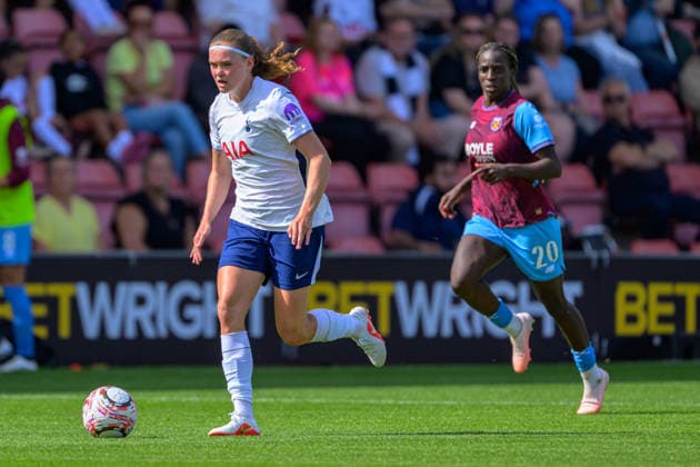 Tottenham Hotspur v West Ham United - Barclays Women s Super League 2026 27 Signe Gaupset of Tottenham Hotspur controls the ball during the Barclays Women s Super League match between Tottenham Hotspur and West Ham United at BetWright Stadium in London, England, on September 6, 2026. London England United Kingdom  Copyright: xKeeranxMarquisx originalFilename:marquis-tottenha260906_npTXz.jpg