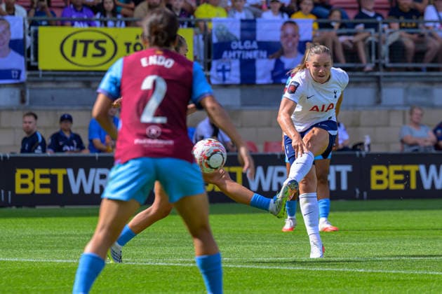 Tottenham Hotspur v West Ham United - Barclays Women s Super League 2026 27 Kirsty Hanson of Tottenham Hotspur scores the team s third goal to make the score 3-0 during the Barclays Women s Super League game between Tottenham Hotspur and West Ham United at BetWright Stadium in London, England, on September 6, 2026. London England United Kingdom  Copyright: xKeeranxMarquisx originalFilename:marquis-tottenha260906_npy1f.jpg