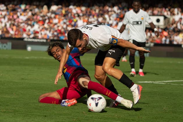 September 6, 2026, Valencia, Alicante, Spain: VALENCIA, SPAIN - SEPTEMBER 6: 10 LAMINE YAMAL fight the ball with during the match between Valencia CF and FC Barcelona, Barca from LaLiga EASports, matchweek 4, disputed at the Mestalla Stadium, Valencia Soccer 2026: Levante UD Vs Real Betis  - ZUMAc290 20260906_zsp_c290_030 Copyright: xJordixCantox