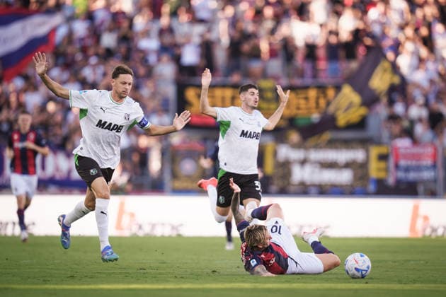 BolognaÕs Federico Bernardeschi fights for the ball with SassuoloÕs Nemanja Matic during the Serie A soccer match between Bologna and Sassuolo at the Renato DallÕAra Stadium in Bologna, north Italy - Sunday, September 6, 2026 -  Copyright: xMassimoxPaolone LaPressex