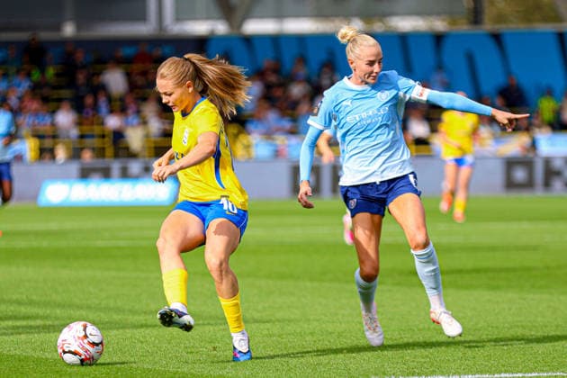 MANCHESTER, ENGLAND - September 6: Lily Crosthwaite of Birmingham City on the ball during the Barclays Womens Super League game between Manchester City and Birmingham City at Joie Stadium on September 6, 2026 in Manchester, England. (Photo by Natalie Mincher Sports Press Photo) Copyright: xNataliexMincher SPPx Sportspressphoto_SPR224823