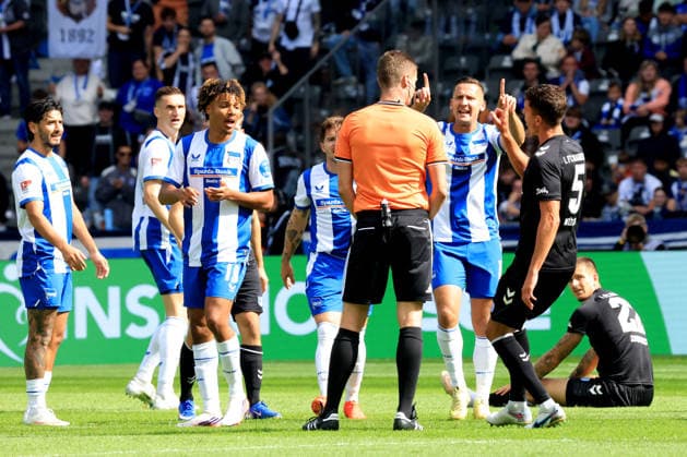 06.09.2026, DEU GER, Fussball , 2.Fussballbundesliga , Spieltag, Saison 2026 2027, Berliner Olympiastadion, Hertha BSC vs. 1.FC Magdeburger Paul Seguin ( Hertha BSC Berlin 30 ), Oluwaseum Adewumi ( Hertha BSC Berlin 19 ), Tobias Mueller ( 1.FC Magdeburg 5 ), Schiedsrichter Dr. Florian Exner 2. Liga: DFB DFL regulations prohibit any use of photographs as image sequences and or quasi-video) Berlin Berliner Olympiastadion Berlin Deutschland *** September 6, 2026, Germany, Soccer, Bundesliga 2, Matchday, 2026–2027 Season, Berlin Olympic Stadium, Hertha BSC vs. 1. FC Magdeburg Paul Seguin Hertha BSC Berlin 30, Oluwaseum Adewumi Hertha BSC Berlin 19, Tobias Mueller, 1 FC Magdeburg 5, Referee Dr. Florian Exner. DFB and DFL regulations prohibit any use of photographs as image sequences and or quasi-video. Berlin, Berlin Olympic Stadium, Berlin, Germany Copyright: xNordphotox xEnglerx