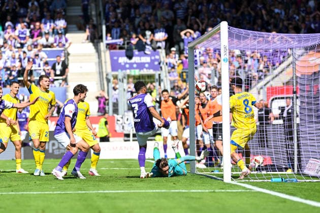2. Bundesliga - 26 27 - VfL Osnabrück - Eintracht Braunschweig am 06.09.2026 an der Bremer Brücke in Osnabrück Tor zum 1:0. Torschuetze Torschütze Daniel Kyereh (Osnabrueck) mit dem Treffer zum 1:0 gegen Torwart Ron-Thorben Hoffmann (Braunschweig) *** 2. Bundesliga 26 27 VfL Osnabrück vs. Eintracht Braunschweig on September 6, 2026, at Bremer Brücke in Osnabrück. Goal: 1–0. Scorer: Daniel Kyereh (Osnabrück) with the goal that made it 1–0 against the goalkeeper Ron Thorben Hoffmann (Braunschweig) MT