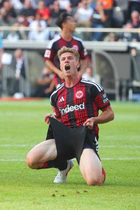 Frankfurt, Deutschland 06. September 2026: 1. BL - 2026 2027 - Sp. 2 - Eintracht Frankfurt gegen FC Augsburg Im Bild: Elias Baum (Frankfurt) möchte wegen einer vergebenen großen Torchance seine Hose am liebsten zerreissen. DFL DFB regulations prohibit any use of photographs as image sequences and or quasi-video Deutsche Bank Park Hessen *** Frankfurt, Germany September 6, 2026 Bundesliga 2026–2027, Matchday 2: Eintracht Frankfurt vs. FC Augsburg Pictured: Elias Baum Frankfurt would love to rip his pants off after missing a big scoring chance. DFL and DFB regulations prohibit any use of photographs as image sequences and or quasi-video Deutsche Bank Park, Hesse Copyright: xFotostandx xRacochax