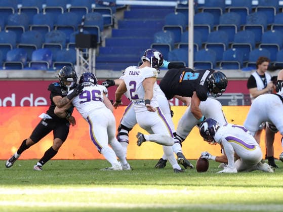2 Dennis Tasic (Kicker) Vienna Vikings kick the PAT Vienna Vikings vs Panthers Wroclaw, American Football League Europe, Golden Bowl Final, 2026, 06.09.2026, Duisburg Schauinsland-Reisen-Arena Germany Copyright: xPFA ChristopherxMettkenx