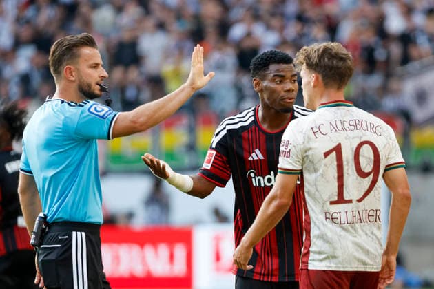 Schiedsrichter Daniel Schlager, Raphael Onyedika (Eintracht Frankfurt, 25) und Robin Fellhauer (FC Augsburg, 19) im Dialog, im Gespräch, im Austausch, in Kommunikation , Deutschland, Fussball, 1. Bundesliga, 2.Spieltag, 2026 2027, Eintracht Frankfurt vs. FC Augsburg, 06.09.2026, Frankfurt am Main Deutsche-Bank-Park Deutschland *** Referee Daniel Schlager, Raphael Onyedika (Eintracht Frankfurt, 25) and Robin Fellhauer (FC Augsburg, 19) in dialogue, in conversation, exchanging ideas, communicating, Germany, soccer, Bundesliga 1, Matchday 2, 2026–2027, Eintracht Frankfurt vs. FC Augsburg, September 6, 2026, Frankfurt am Main, Deutsche Bank Park, Germany Copyright: xGrantxHubbsx