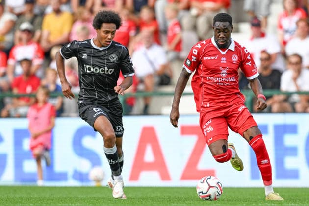 260906 KV Kortrijk vs Zulte Waregem Marley Ake (11) of Zulte-Waregem and Rudy Kohon (36) of Kortrijk pictured during the Jupiler Pro League season 2026 - 2027 matchday 5 game between KV Kortrijk and SV Zulte Waregem on September 6 , 2026 in Kortrijk, Belgium. (Photo by David Catry Isosport) Kortrijk Belgium  Copyright: xDavidxCatryx 20260906DC2_9866