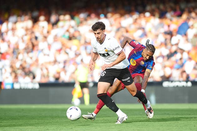 Raphinha FC Barcelona, Barca and Iker Cordoba (Valencia CF) during the LaLiga EA Sports match between Valencia CF and FC Barcelona at Mestalla on September 6, 2026 in Valencia, Spain. -