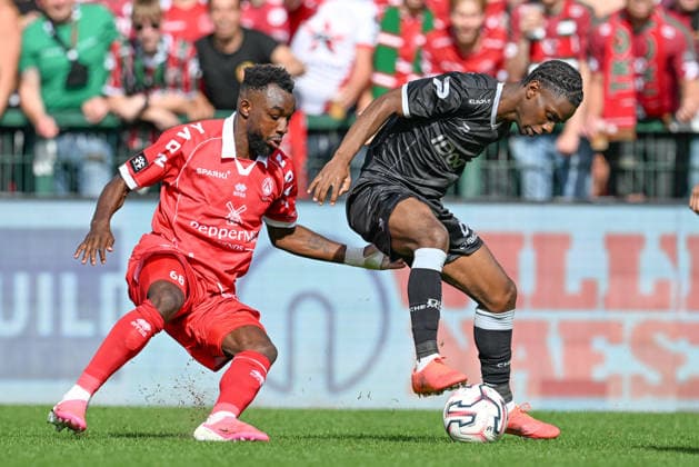 260906 KV Kortrijk vs Zulte Waregem Thierry Ambrose (68) of Kortrijk fighting for the ball with Franz Tangala (49) of Zulte-Waregem during the Jupiler Pro League season 2026 - 2027 matchday 5 game between KV Kortrijk and SV Zulte Waregem on September 6 , 2026 in Kortrijk, Belgium. (Photo by David Catry Isosport) Kortrijk Belgium  Copyright: xDavidxCatryx 20260906DC2_8371