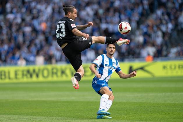 Baris Atik 23 (1. FC Magdeburg) klärt artistisch vor Josip Brekalo 7 (Hertha BSC), Hertha BSC Berlin vs. 1. FC Magdeburg, Fussball, 2. Bundesliga, 4. Spieltag, 2026 2027, 06.09.2026 DFB regulations prohibit any use of photographs as image sequences and or quasi-video Berlin Berlin Deutschland *** Baris Atik, 23, of 1 FC Magdeburg, makes a spectacular clearance in front of Josip Brekalo, 7, of Hertha BSC, Hertha BSC Berlin vs. 1 FC Magdeburg, Soccer, 2. Bundesliga, Matchday 4, 2026–2027, September 6, 2026 DFB regulations prohibit any use of photographs as image sequences and or quasi-video Berlin, Berlin, Germany Copyright: xkolbert-press MarkusxVerwimpx