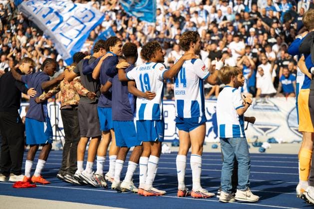 Mannschaft von Hertha BSC feiert den Sieg mit den Fans, Hertha BSC Berlin vs. 1. FC Magdeburg, Fussball, 2. Bundesliga, 4. Spieltag, 2026 2027, 06.09.2026 DFB regulations prohibit any use of photographs as image sequences and or quasi-video Berlin Berlin Deutschland *** The Hertha BSC team celebrates the victory with the fans, Hertha BSC Berlin vs. 1 FC Magdeburg, soccer, 2. Bundesliga, Matchday 4, 2026–2027, September 6, 2026. DFB regulations prohibit any use of photographs as image sequences and or quasi-video. Berlin, Berlin, Germany Copyright: xkolbert-press MarkusxVerwimpx
