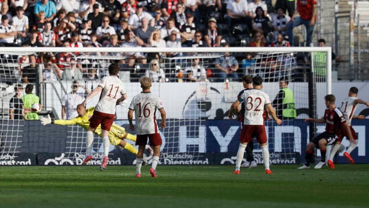 Arijon Ibrahimovic (FC Augsburg) r., Goal scored, erzielt das Tor zum 1:1, celebrate the goal, im Bundesliga-Spiel zwischen Eintracht Frankfurt und dem FC Augsburg in der Deutsche Bank Park, Frankfurt am Main, Deutschland, am 6. September 2026. in action during the Bundesliga match between Eintracht Frankfurt and FC Augsburg at the Deutsche Bank Park, Frankfurt am Main, Germany, on September 6, 2026. DFB DFL REGULATIONS PROHIBIT ANY USE OF PHOTOGRAPHS AS IMAGE SEQUENCES AND OR QUASI-VIDEO, *** Arijon Ibrahimovic of FC Augsburg scores the goal to tie the game at 1-1 and celebrates during the Bundesliga match between Eintracht Frankfurt and FC Augsburg at Deutsche Bank Park in Frankfurt am Main, Germany, on September 6, 2026, in action during the Bundesliga match between Eintracht Frankfurt and FC Augsburg at Deutsche Bank Park, Frankfurt am Main, Germany, on September 6, 2026. DFB and DFL regulations prohibit any use of photographs as image sequences and or quasi-video, Copyright: HMBxMedia xHeikoxBecker