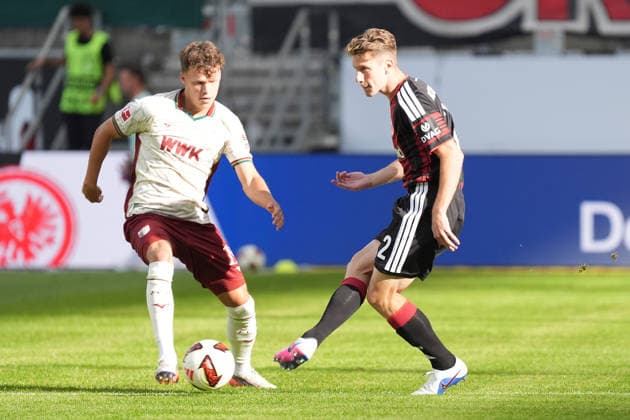 Elias Baum (Eintracht Frankfurt) gegen Hennes Behrens (FC Augsburg) - 06.09.2026 Bundesliga, Saison 26 27: Eintracht Frankfurt vs. FC Augsburg, Deutsche Bank Park, 2. Spieltag *** Elias Baum (Eintracht Frankfurt) vs. Hennes Behrens (FC Augsburg), September 6, 2026, Bundesliga, 2026–27 Season, Eintracht Frankfurt vs. FC Augsburg, Deutsche Bank Park, Matchday 2