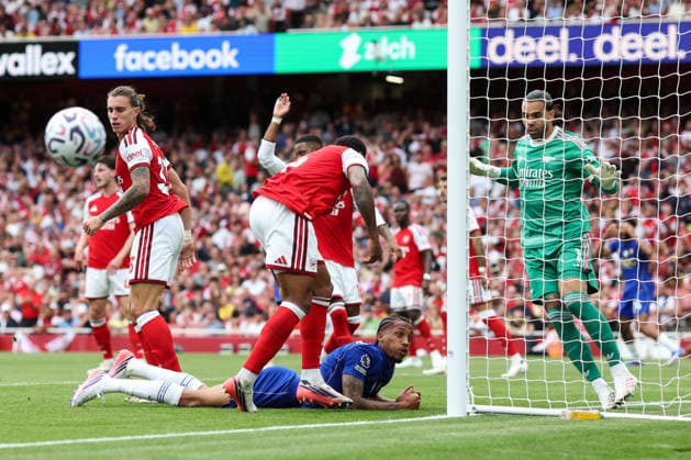 Arsenal v Chelsea 6 September 2026, London - Premier League Football - Arsenal v Chelsea - Joao Pedro of Chelsea misses a header which under pressure from Gabriel Magalhaes of Arsenal - Photo: Charlotte Wilson Offside. London UK Copyright: xCharlottexWilsonx xOffsidexOffside