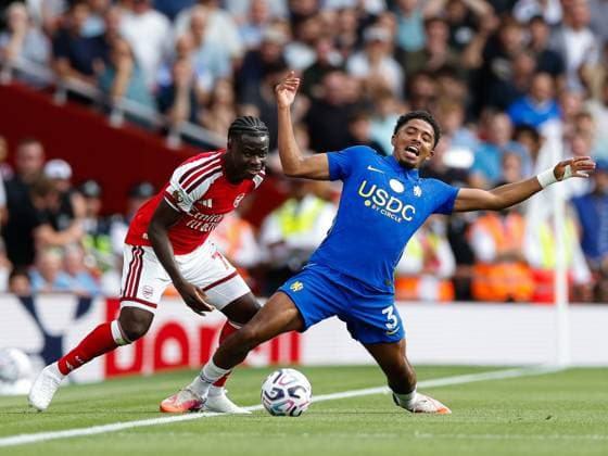Bukayo Saka of Arsenal and Wesley Fofana of Chelsea battle for possession Arsenal v Chelsea, Premier League, Football, Emirates Stadium, London, UK - 06 Sep 2026London Emirates Stadium United Kingdom EDITORIAL USE ONLY No use with unauthorised audio, video, data, fixture lists, club league logos or live services. Online in-match use limited to 120 images, no video emulation. No use in betting, games or single club league player publications.  Copyright: xMattxImpey Shutterstockx 17137590bf