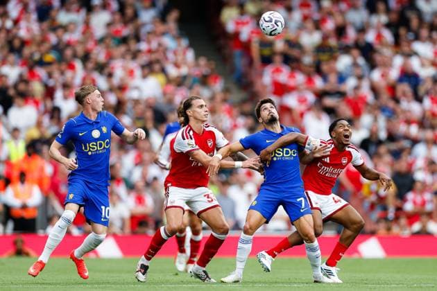 Pedro Neto of Chelsea is challenged by Riccardo Calafiori and Myles Lewis-Skelly of Arsenal while Cole Palmer of Chelsea looks on Arsenal v Chelsea, Premier League, Football, Emirates Stadium, London, UK - 06 Sep 2026London Emirates Stadium United Kingdom EDITORIAL USE ONLY No use with unauthorised audio, video, data, fixture lists, club league logos or live services. Online in-match use limited to 120 images, no video emulation. No use in betting, games or single club league player publications.  Copyright: xMattxImpey Shutterstockx 17137590cz