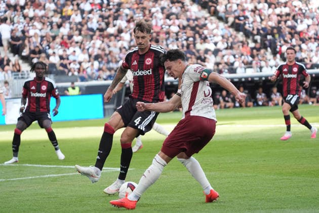 Fabian Rieder (FC Augsburg) gegen Robin Koch (Eintracht Frankfurt) - 06.09.2026 Bundesliga, Saison 26 27: Eintracht Frankfurt vs. FC Augsburg, Deutsche Bank Park, 2. Spieltag *** Fabian Rieder (FC Augsburg) vs. Robin Koch (Eintracht Frankfurt) September 6, 2026, Bundesliga, 2026–2027 season, Eintracht Frankfurt vs. FC Augsburg, Deutsche Bank Park, Matchday 2