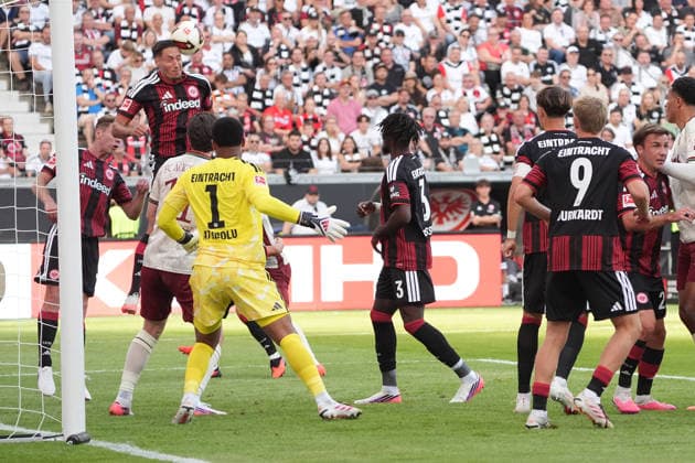 Younes Ebnoutalib (Eintracht Frankfurt) klärt hinten - 06.09.2026 Bundesliga, Saison 26 27: Eintracht Frankfurt vs. FC Augsburg, Deutsche Bank Park, 2. Spieltag *** Younes Ebnoutalib, Eintracht Frankfurt, defends at the back September 6, 2026 Bundesliga, 2026–2027 season: Eintracht Frankfurt vs. FC Augsburg, Deutsche Bank Park, Matchday 2