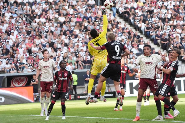 Torwart Noah Atubolu (Eintracht Frankfurt) faustet den Ball weg - 06.09.2026 Bundesliga, Saison 26 27: Eintracht Frankfurt vs. FC Augsburg, Deutsche Bank Park, 2. Spieltag *** Eintracht Frankfurt goalkeeper Noah Atubolu punches the ball away, September 6, 2026, Bundesliga, 2026–27 season, Eintracht Frankfurt vs. FC Augsburg, Deutsche Bank Park, Matchday 2