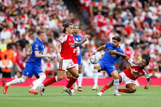Pedro Neto of Chelsea is challenged by Riccardo Calafiori and Myles Lewis-Skelly of Arsenal while Cole Palmer of Chelsea looks on Arsenal v Chelsea, Premier League, Football, Emirates Stadium, London, UK - 06 Sep 2026London Emirates Stadium United Kingdom EDITORIAL USE ONLY No use with unauthorised audio, video, data, fixture lists, club league logos or live services. Online in-match use limited to 120 images, no video emulation. No use in betting, games or single club league player publications.  Copyright: xMattxImpey Shutterstockx 17137590cp