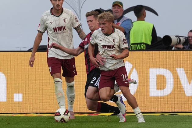 Zweikampf Elias Baum (Eintracht Frankfurt) gegen Hennes Behrens (FC Augsburg) - 06.09.2026 Bundesliga, Saison 26 27: Eintracht Frankfurt vs. FC Augsburg, Deutsche Bank Park, 2. Spieltag *** Elias Baum (Eintracht Frankfurt) vs. Hennes Behrens (FC Augsburg), September 6, 2026, Bundesliga, Season 26–27, Eintracht Frankfurt vs. FC Augsburg, Deutsche Bank Park, Matchday 2