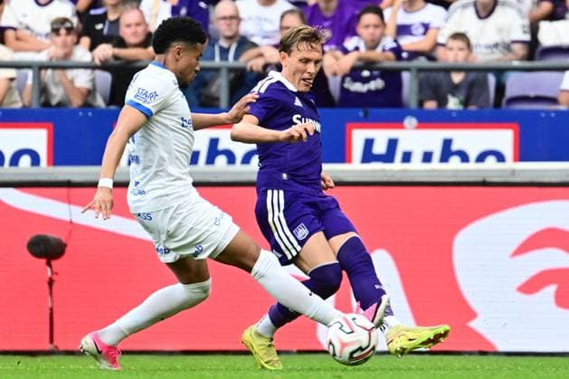 RSC Anderlecht v KRC Genk - Jupiler Pro League ANDERLECHT, BELGIUM - SEPTEMBER 06 : Augustinsson Ludwig defender of RSC Anderlecht and Amaro Kevin defender of KRC Genk battle for the ball during the Jupiler Pro League match between RSC Anderlecht and KRC Genk on September 6, 2026 in Anderlecht, Belgium, 06 09 2026 Anderlecht Belgium  Copyright: xPeterxDexVoechtx
