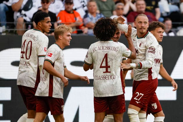 Torjubel FC Augsburg beim 1:1 durch Arijon Ibrahimovic (FC Augsburg, 21), Freude, Begeisterung, positive Emotionen, Torerfolg , Deutschland, Fussball, 1. Bundesliga, 2.Spieltag, 2026 2027, Eintracht Frankfurt vs. FC Augsburg, 06.09.2026, Frankfurt am Main Deutsche-Bank-Park Deutschland *** FC Augsburg celebrates Arijon Ibrahimovic s goal to tie the game at 1-1, FC Augsburg, 21, joy, excitement, positive emotions, goal, Germany, soccer, Bundesliga 1, Matchday 2, 2026–2027, Eintracht Frankfurt vs. FC Augsburg, September 6, 2026, Frankfurt am Main, Deutsche Bank Park, Germany Copyright: xGrantxHubbsx