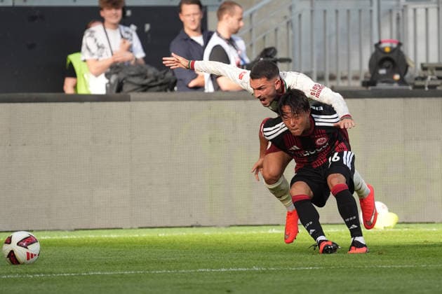 Zweikampf Keita Kosugi (Eintracht Frankfurt) gegen Arijon Ibrahimovic (FC Augsburg) - 06.09.2026 Bundesliga, Saison 26 27: Eintracht Frankfurt vs. FC Augsburg, Deutsche Bank Park, 2. Spieltag *** Head-to-head: Keita Kosugi (Eintracht Frankfurt) vs. Arijon Ibrahimovic (FC Augsburg), September 6, 2026, Bundesliga, Season 26–27, Eintracht Frankfurt vs. FC Augsburg, Deutsche Bank Park, Matchday 2