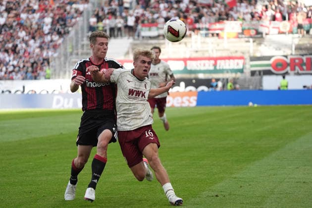 Zweikampf Elias Baum (Eintracht Frankfurt) gegen Hennes Behrens (FC Augsburg) - 06.09.2026 Bundesliga, Saison 26 27: Eintracht Frankfurt vs. FC Augsburg, Deutsche Bank Park, 2. Spieltag *** Elias Baum (Eintracht Frankfurt) battles Hennes Behrens (FC Augsburg) on September 6, 2026, Bundesliga, Season 26–27: Eintracht Frankfurt vs. FC Augsburg, Deutsche Bank Park, Matchday 2