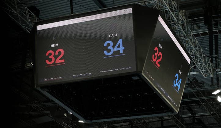 2026.09.06, Deutschland, Stuttgart, Handball TVB Stuttgart vs. Füchse Berlin, Feature, die Anzeigetafel fällt aus, so dass der Spielstand improvisiert dargestellt werden muss