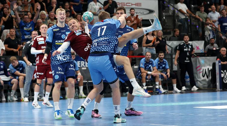 2026.09.06, Deutschland, Stuttgart, Handball TVB Stuttgart vs. Füchse Berlin, v.l. Torben Matzken (TVB), Mathias Gidsel (Berlin), Samuel Röthlisberger (TVB)