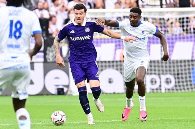RSC Anderlecht v KRC Genk - Jupiler Pro League ANDERLECHT, BELGIUM - SEPTEMBER 06 : Biancone Giulian defender of RSC Anderlecht and Durosinmi Rafu forward of KRC Genk battle for the ball during the Jupiler Pro League match between RSC Anderlecht and KRC Genk on September 6, 2026 in Anderlecht, Belgium, 06 09 2026 Anderlecht Belgium  Copyright: xPeterxDexVoechtx