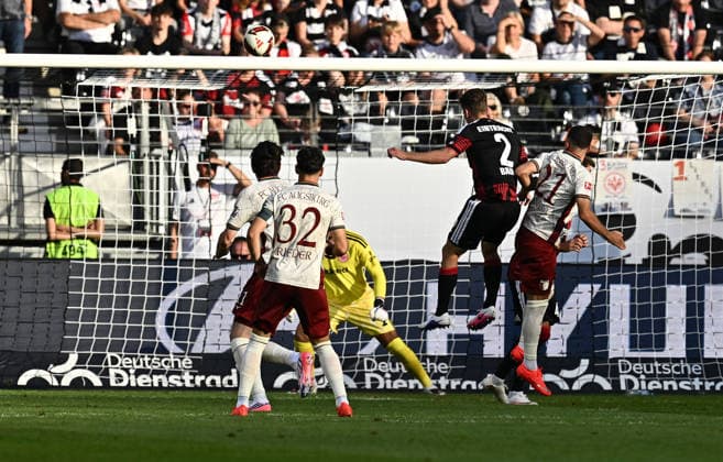 06.09.2026, xfux, Fussball 1.Bundesliga, Eintracht Frankfurt - FC Augsburg, v.l. Noah Atubolu (Eintracht Frankfurt), Elias Baum (Eintracht Frankfurt), Torschuetze Torschütze Arijon Ibrahimovic (FC Augsburg) Goal scored, Tor zum 1:1 (DFL DFB REGULATIONS PROHIBIT ANY USE OF PHOTOGRAPHS as IMAGE SEQUENCES and or QUASI-VIDEO) Frankfurt am Main *** September 6, 2026, xfux, Soccer, Bundesliga 1, Eintracht Frankfurt vs. FC Augsburg, from left: Noah Atubolu (Eintracht Frankfurt), Elias Baum (Eintracht Frankfurt), Goal scorer: Arijon Ibrahimovic (FC Augsburg), Goal scored, Goal making it 1–1 DFL DFB REGULATIONS PROHIBIT ANY USE OF PHOTOGRAPHS as IMAGE SEQUENCES and or QUASI-VIDEO Frankfurt am Main