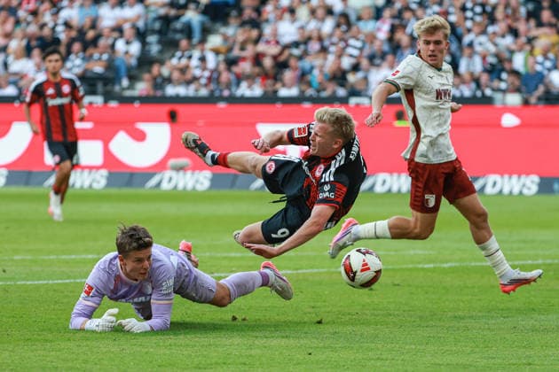 Fußball 1. Bundesliga - Eintracht Frankfurt - FC Augsburg am 06.09.2026 im Deutsche Bank Park in Frankfurt Jonathan Jonny Burkardt (Frankfurt 9) gegen Torwart Finn Dahmen (Augsburg 1) *** Soccer, Bundesliga 1: Eintracht Frankfurt vs. FC Augsburg on September 6, 2026, at Deutsche Bank Park in Frankfurt. Jonathan Jonny Burkardt (Frankfurt) scored the 9th goal against goalkeeper Finn Dahmen (Augsburg). Final score: 1-9. MH