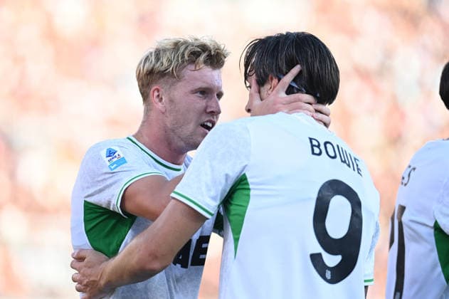 IPA88200749 - Josh Doig (US Sassuolo) is celebrated by his teammate after scoring a goal during the Bologna FC vs. US Sassuolo Italian Serie A soccer match in Bologna, Italy, on September 6, 2026  Copyright: xGianlucaxRicci IPAxSportx xx 88200749